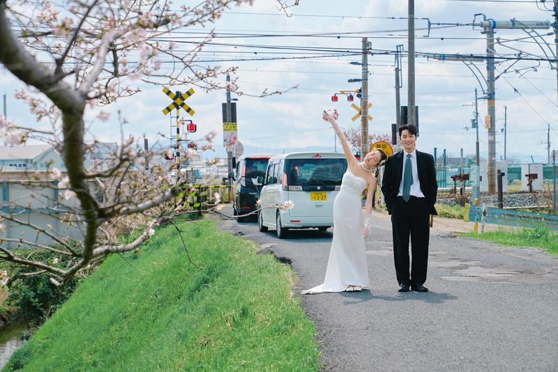 奈良列车樱花婚纱 第6张 日本婚纱照 日本旅拍 奈良旅拍 日本樱花婚纱照 日本尼鹿摄影
