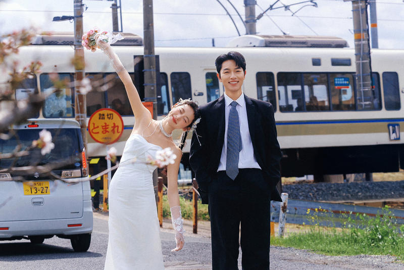 奈良列车樱花婚纱 第18张 日本婚纱照 日本旅拍 奈良旅拍 日本樱花婚纱照 日本尼鹿摄影