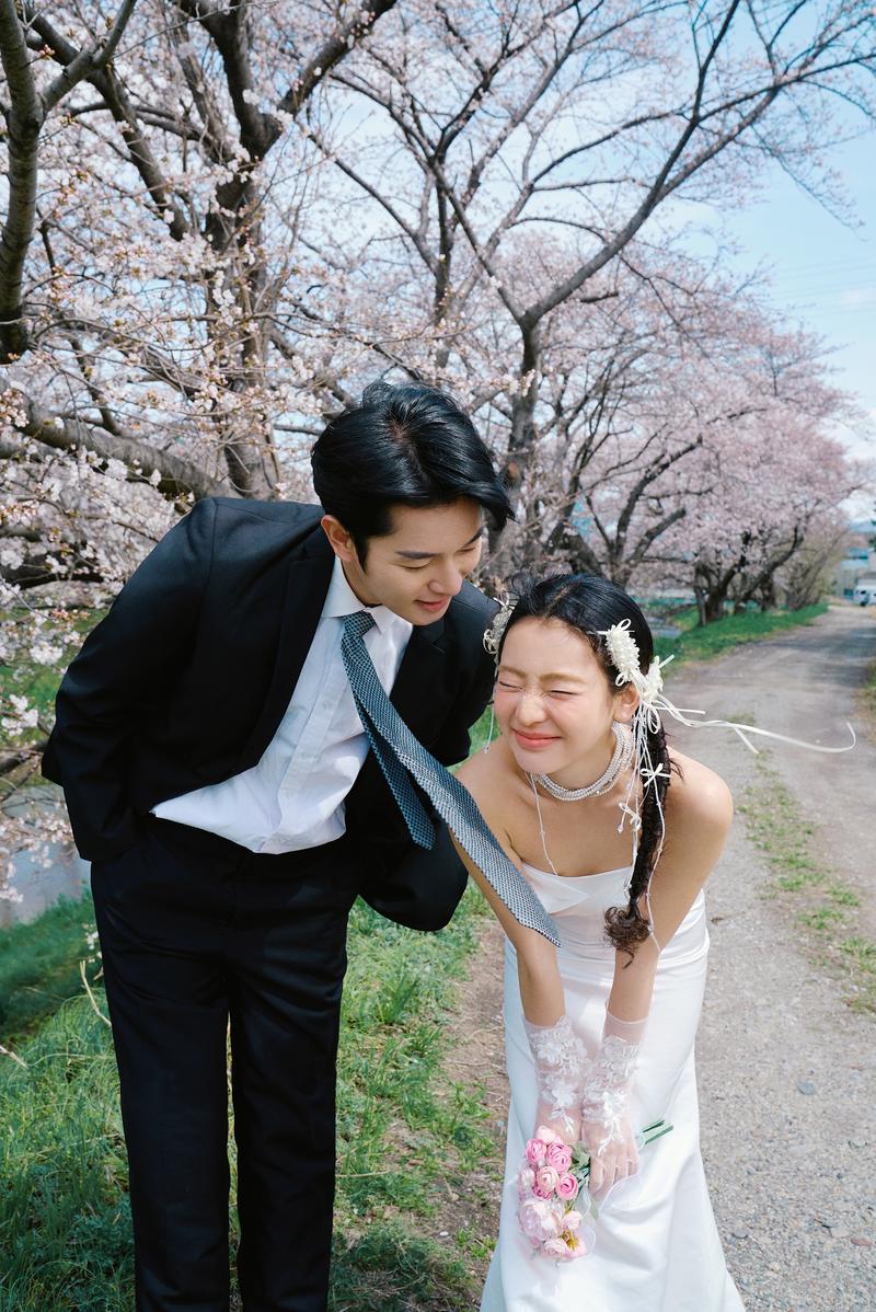奈良列车樱花婚纱 第9张 日本婚纱照 日本旅拍 奈良旅拍 日本樱花婚纱照 日本尼鹿摄影