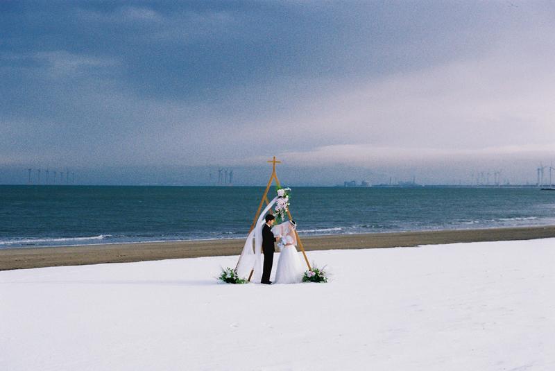 在北海道无人的海边举办了目的地婚礼 日本婚纱照 日本旅拍