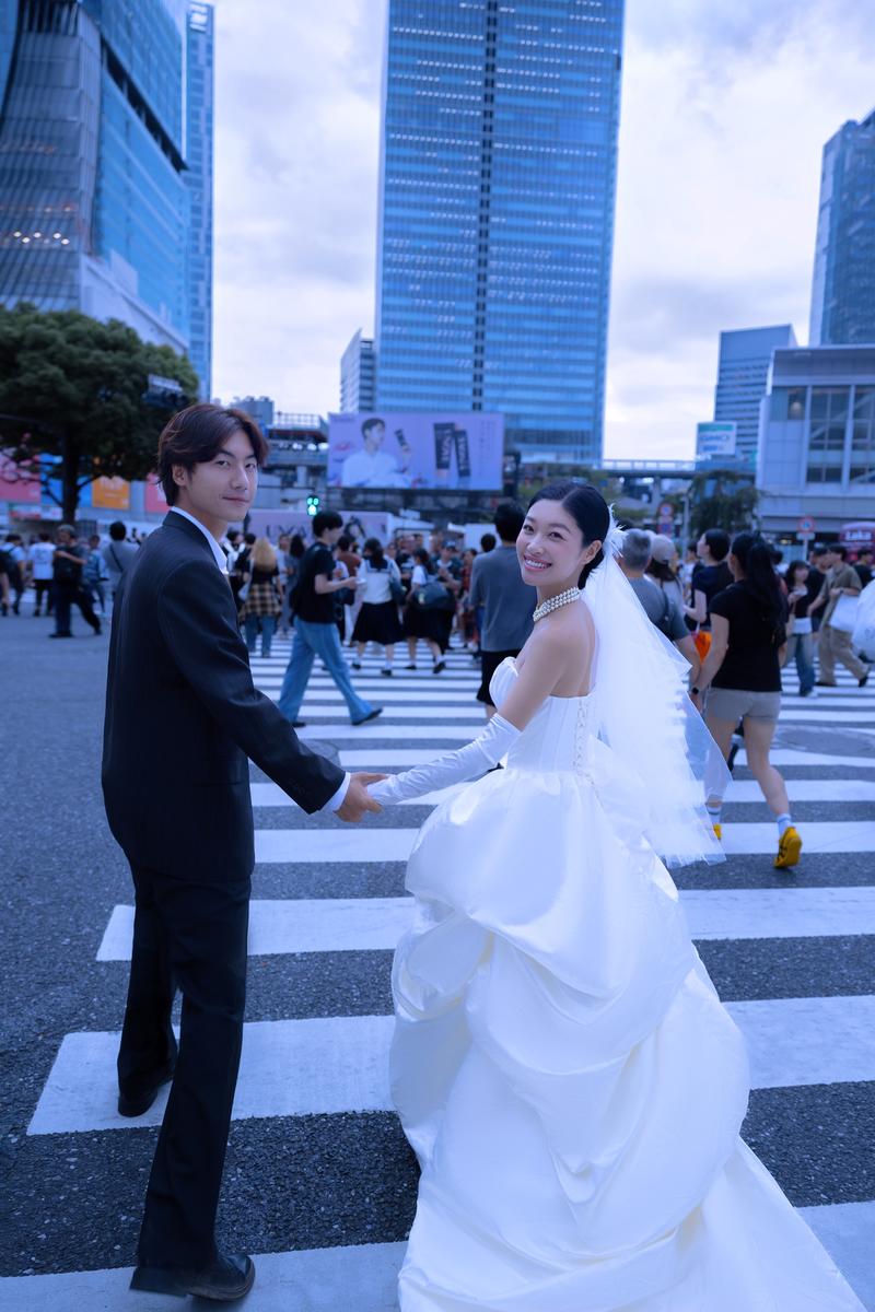 人潮汹涌中紧紧抱住你 日本婚纱照 日本旅拍